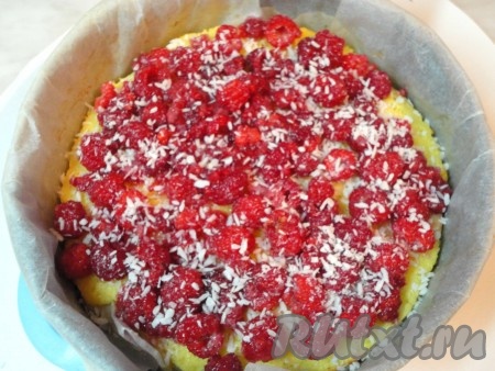 Малину с сахаром выложить на получившийся корж, по желанию, посыпать кокосовой стружкой. И поставить малиновый манник в духовку ещё на 15 минут (до готовности).