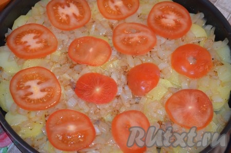 Выложить лук на картошку. Помидоры порезать кружочками, уложить на лук.