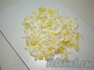 Яйца сварить, очистить и порезать кубиками.