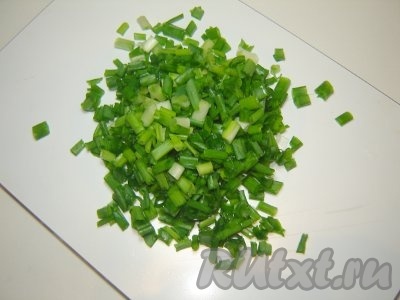 Зеленый лук мелко порезать.