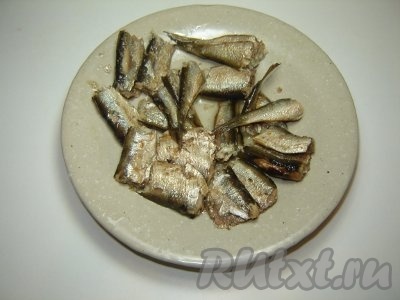 Каждую шпротинку разрезать пополам.