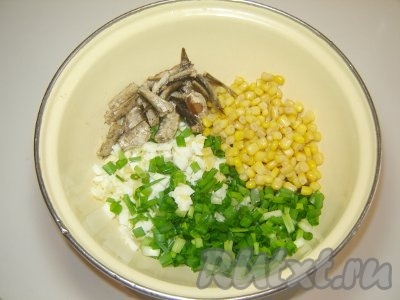 Добавить консервированную кукурузу.