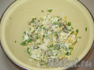 Салат подсолить и заправить майонезом.