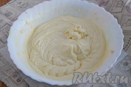 Смесь яиц и творога добавить к смеси творога и крахмала, перемешать с помощью погружного блендера (или миксера) до однородности. Творожная масса должна получиться, как на фото, воздушной, в меру густой.