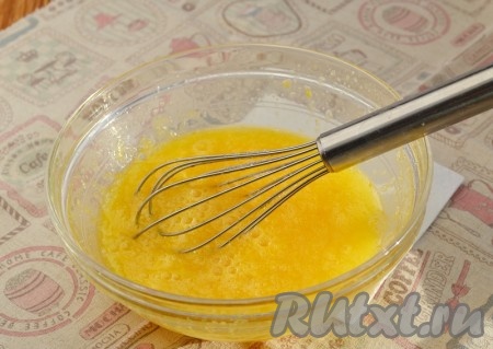 В отдельной ёмкости яйца взбить венчиком с сахаром до однородности.