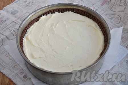 В форму для выпечки поверх песочного теста равномерно выложить творожную массу.