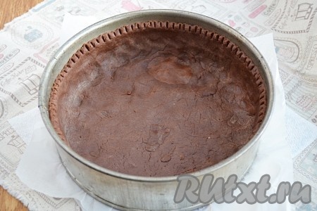 Тесто выложить в подготовленную форму, равномерно формируя бортики.