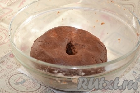 Прежде всего замесим песочное тесто, для этого в глубокую миску нужно просеять 250 грамм муки, добавить сахар, какао, разрыхлитель и сливочное масло комнатной температуры (я масло достала заранее из холодильника, чтобы оно согрелось и стало мягким), растереть с помощью вилки до получения мелкой крошки.&nbsp;Добавить яйцо и замесить эластичное, мягкое, не липнущее к рукам песочное тесто. Если тесто будет сильно липким, тогда небольшими порциями всыпьте оставшуюся муку, каждый раз хорошо вмешивая её. Долго это тесто вымешивать не нужно, достаточно, чтобы оно просто собралось в ком.