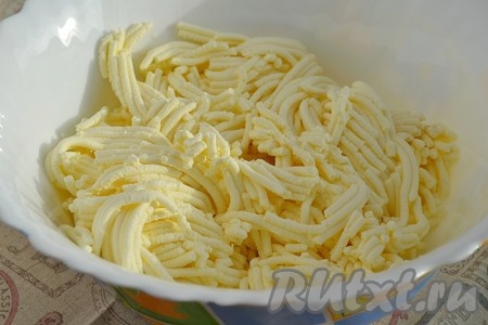 Теперь займёмся творожной массой. Творог я взяла домашний, подойдёт и покупной достаточно сухой творог. Творог пропустить через мясорубку в миску, добавить крахмал, перемешать вилкой.