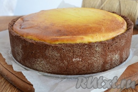 Выпекать чизкейк с творогом из песочного теста в духовке, разогретой до 180 градусов, минут 50-55.