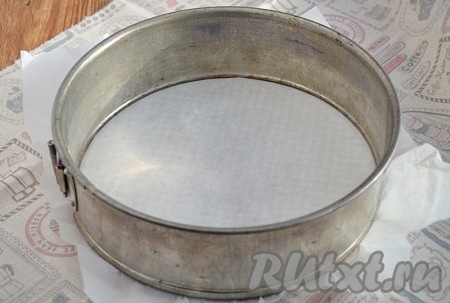 Дно формы для выпечки диаметром 21 сантиметр застелить пергаментной бумагой.