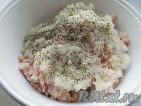 Куриное филе и мякоть свинины перекрутить на мясорубке вместе с репчатым луком. Посолить и поперчить по вкусу.