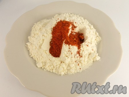 Лук очистить, нарезать на тонкие полукольца. Печень промыть холодной водой, разрезать пополам. Муку насыпать на тарелку,&nbsp;добавить паприку, перемешать.