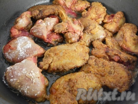 Куриную печёнку посолить и поперчить, обвалять со всех сторон в смеси муки и паприки. Масло растительное разогреть на сковороде и выложить печень. Обжаривать в течение 7-10 минут (до готовности) на среднем огне, периодически переворачивая. Для того чтобы проверить готовность, просто разрежьте ножом кусочек печени, если выделяется прозрачный сок (без примесей крови), значит печёнка готова. Долго передерживать печень на огне не нужно, иначе она станет суховатой.