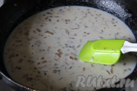 Лук очистить, нарезать достаточно мелко и обжарить на сковородке, на которой обжаривалась печёнка, до мягкости (в течение 4-5 минут) на среднем огне, помешивая. К обжаренному луку выложить муку перемешать, обжарить, помешивая, в течение 1-2 минут. Отдельно смешать сметану с водой комнатной температуры, посолить, поперчить, получившийся сметанный соус. К луку, обжаренному с мукой, тонкой струйкой, непрерывно помешивая, влить сметанный соус, перемешать.