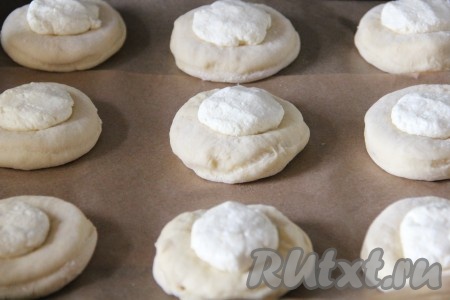 Выложить в это углубление по 1 чайной ложке творожной начинки и оставить ещё на 10 минут. По желанию, для придания более яркого цвета выпечке, можно тесто смазать взбитым яйцом, я в этот раз не смазывала. Сдобные ватрушки с творогом выпекать в разогретой духовке при температуре 180 градусов 20 минут (до подрумянивания).