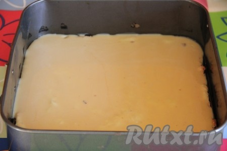 Горячую карамель, приготовленную из сгущённого молока и сливочного масла, равномерно распределить по готовому песочному коржу (остывшую карамель нанести на корж не получится), дать затвердеть.