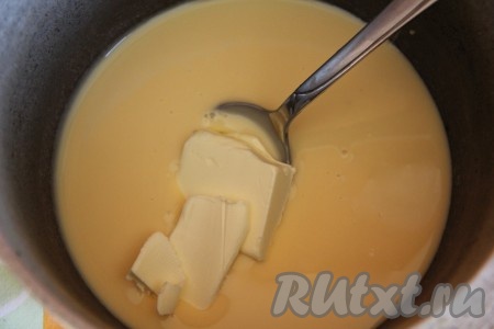 В алюминиевой (или другой жаропрочной) кастрюле соединить сгущёнку и сливочное масло, поставить на медленный огонь и, постоянно и интенсивно перемешивая венчиком (или ложкой), растопить и варить, не переставая помешивать, до образования карамельной массы (мне на варку потребовалось минут 15, готовая карамель должна немного потемнеть, но и слишком тёмной она быть не должна, иначе карамель получится жёсткой, можно, говоря о готовности карамели, ориентироваться и на консистенцию карамели - готовая карамель будет отставать от стенок кастрюльки, как хорошо замешанное тесто, но при этом она должна оставаться мягкой).