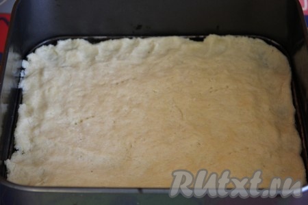 Вначале замесим тесто, для этого нужно в объёмную миску всыпать муку, добавить холодное сливочное масло, нарезанное на кусочки, перетереть руками до получения крошки, всыпать сахарную пудру и соль, перемешать, затем постепенно влить 4 столовые ложки холодной воды, каждый раз хорошо вмешивая воду в тесто. Тесто должно получить достаточно плотным и не липнущим к рукам. Если нужно, добавьте постепенно 1-2 столовых ложки холодной воды, но не забывайте учитывать консистенцию теста. Вымешивать долго тесто не нужно, как только соберётся в шар - прекращайте вымешивать. Замешанное тесто отправить в холодильник минут на 30. Затем распределить тесто по дну формы (у меня форма размером 29х26 сантиметров), наколоть тесто вилкой, чтобы оно не вздувалось при выпечке. Поставить в разогретую духовку и выпекать минут 15-20 при температуре 180 градусов. Затем вынуть из духовки, дать остыть.