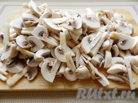 Шампиньоны вымыть, обсушить и нарезать на пластинки.