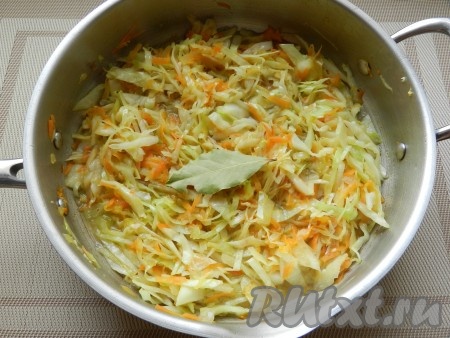 Овощи немного посолить, поперчить, добавить лавровый лист, влить немного воды и тушить капусту на медленном огне 10 минут (до мягкости капусты) под крышкой, иногда помешивая.