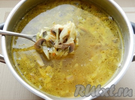 Когда картошка станет достаточно мягкой, добавить в кастрюлю тушёную капусту, обжаренные шампиньоны, довести до кипения, проварить 5 минут и убрать щи с огня. Дать настояться под крышкой примерно 20 минут и подавать к столу.