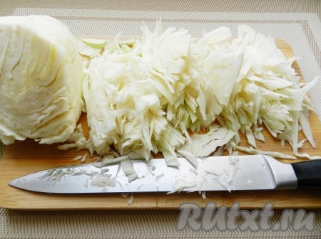 Капусту нарезать на тонкие полоски.