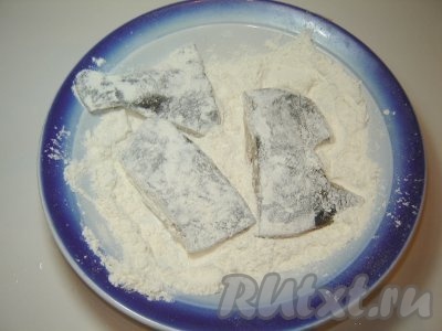 Обваляем каждый кусочек нашей рыбки в муке.
