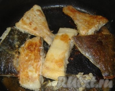 Камбалу нужно жарить на хорошо разогретой сковороде на сильном огне. Сковороду обильно полейте растительным маслом и разогрейте масло на сильном огне. Уложите порционные кусочки камбалы на сковороду и обжарьте приблизительно по 2-4 минуты с каждой стороны до образования хрустящей золотистой корочки.
