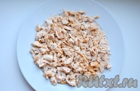 Курицу нарезать кубиками, добавить в нее бульон, соевый соус, посолить, поперчить, перемешать.
