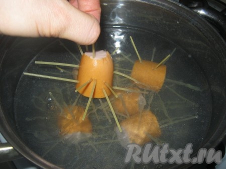 В кипящую подсоленную воду опускаем сардельки по одной.
