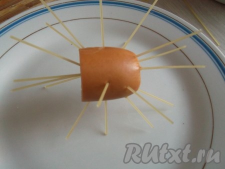 Берём по одной спагеттине и протыкаем сосиску. Вот такая заготовка осьминожки, как на фото, получится.