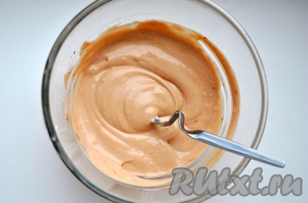 1/3 из получившейся массы отделить и добавить в нее 1-2 чайных ложек какао.