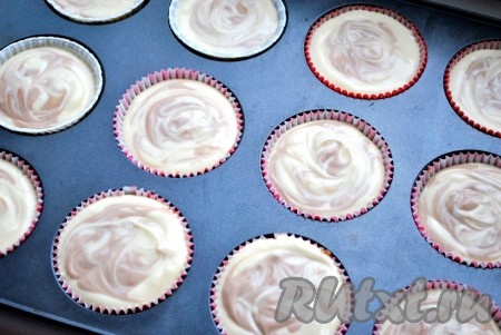 На основу из печенья выложить чайную ложку массы с какао, затем столовую ложку без какао, и снова чайную ложку с какао (можно выложить в ином порядке). Отправить мини чизкейки в разогретую до 160 градусов духовку до готовности (около 25 минут). Затем охладить и отправить в холодильник до полного застывания (на часа 3, но я оставляю на ночь).