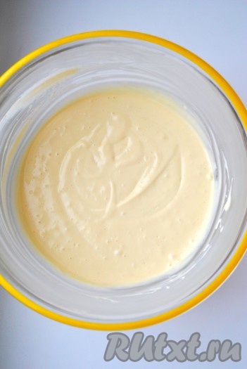 Ввести яйца по одному. Затем добавить сметану и шеридан, взбить до получения однородной консистенции.