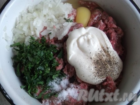 Смешиваем фарш, лук, чеснок, зелень, яйцо, соль, перец, майонез или сметану.
