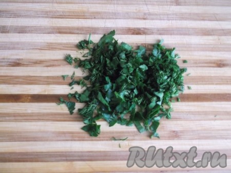 Рубим мелко зелень.