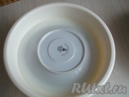 Сверху накрыть блюдцем, чтобы сушки не всплывали. Держать в молоке их нужно 15-20 минут (но бывает попадаются сильно сухие сушки и приходится их вымачивать 1-2 часа). Самое главное смотрите по самим сушкам, чтобы они не раскисли. Когда они пропитаются и станут мягкими, значит пора их вынимать из молока.