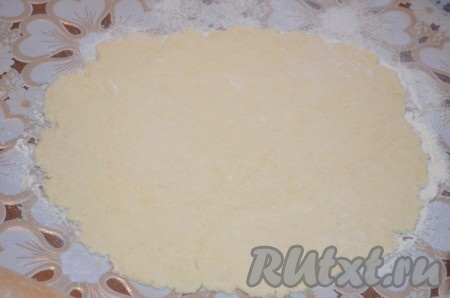 По истечении 40 минут достаём тесто и делим его на 2 части. Вначале одну часть теста раскатываем на присыпанной мукой поверхности в пласт толщиной 5 миллиметров.