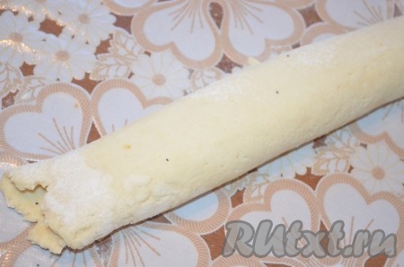 Сворачиваем творожное тесто в рулет, аккуратно защипываем края. Аналогично формируем рулет из второй части теста.