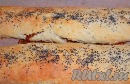 Готовые рулеты достаём из духовки, даём остыть.&nbsp;