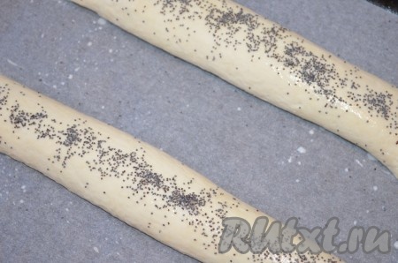 Перекладываем сформированные рулеты из творожного теста на противень, застеленный пергаментом. Смазываем тесто молоком и, по желанию, посыпаем рулеты маком. Ставим противень в заранее разогретую до 180 градусов духовку минут на 35 (до зарумянивания творожного теста).