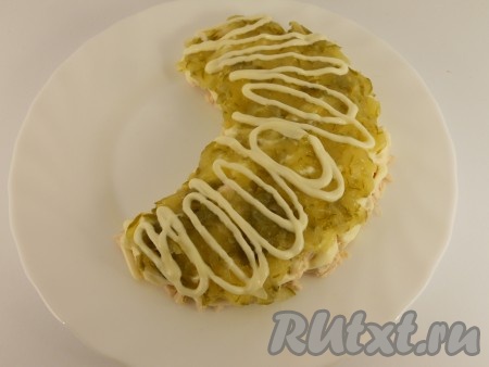 Огурцы маринованные натереть на крупной терке, отжать от жидкости и выложить вторым слоем.