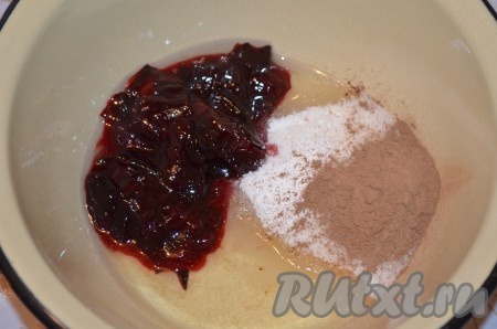 В миске смешать сахар, масло, соль, ванилин, корицу, варенье.