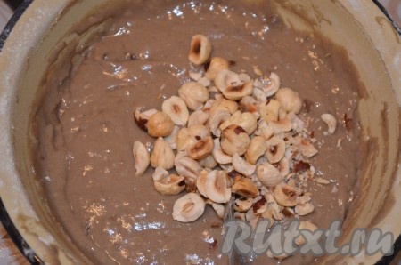 Добавить орехи, перемешать.