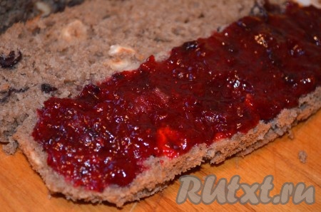 Разрезать на 2 коржа. Прослоить вареньем или джемом нижний корж, накрыть верхним.&nbsp;