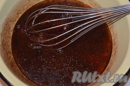 Добавить чай, снова перемешать.