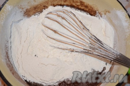 Просеять муку с разрыхлителем, перемешать до однородности.