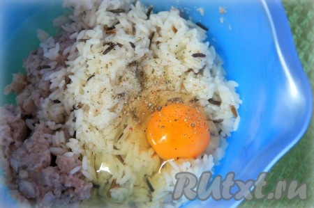Сразу же добавить сырое яйцо, соль, специи, поперчить.