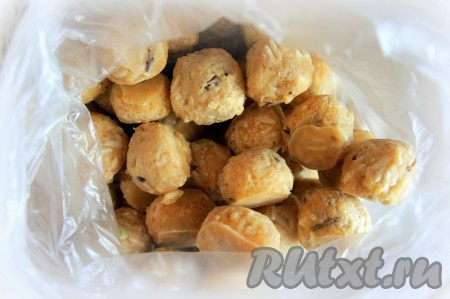 Если вы делаете рыбные тефтели впрок или не планируете готовить все сразу, тогда их можно заморозить, отправив доску с тефтельками в морозилку на 1-2 часа, а затем, для удобства, переложить в отдельный пакет и дальше хранить в морозильной камере. По мере необходимости доставать заготовки рыбных тефтелей и обжаривать их, предварительно не размораживая.